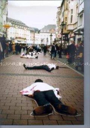 Protestaktion in der Bonner Innenstadt "Die In", Protest gegen den Irak-Krieg