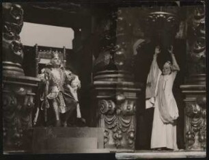 Bühnenszene aus der Erstaufführung von "Das große Welttheater" am 1. März 1933 im Deutschen Theater, Berlin