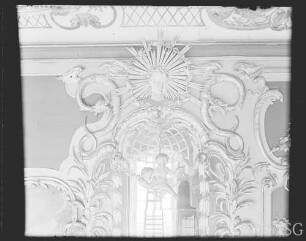 Potsdam, Neues Palais, Unteres Fürstenquartier, Unteres Konzertzimmer, R.: 161, Westwand, rechter Spiegel.