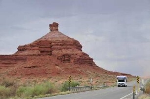 Wüstenlandschaft mit Felsengebilde am Highway