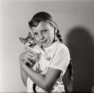 Fotografie eines Mädchen mit Katze