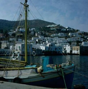 Griechenland. Insel Leros. Blick vom Burgberg auf Panteli, im Hintergrund Spilia