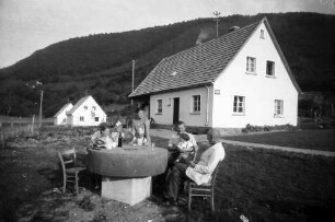 Cassel (Eifel); Siedler aus dem Ermland; Siedlungshaus mit Frühstückstisch