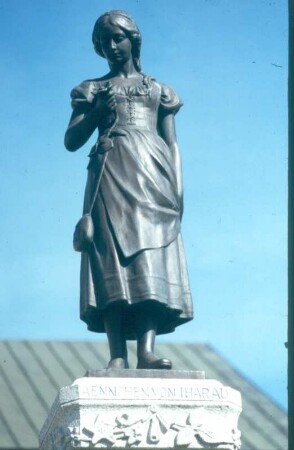 Simon-Dach-Brunnen : Klaipeda, Theaterplatz. Simon-Dach-Brunnen. Stein & Bronze. (1912; A. Kühne; Kopie 1989; A. Haake). Statue des "Ännchen von Tharau" zu dem gleichnamigen Lied