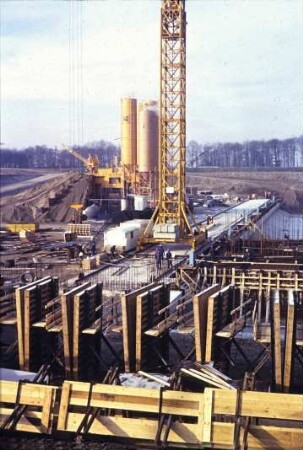 Bau des Wehrs der Staustufe Iffezheim/Rhein