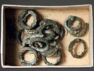 Reste von ca. 14 kleinen Spiralen