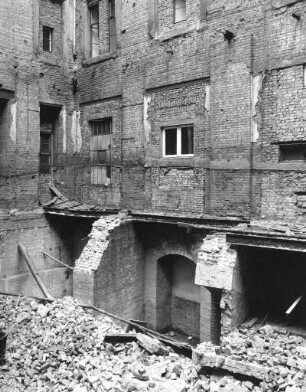 Dresden-Altstadt. Ständehaus. Abbruch von Einbauten im großen Innenhof. Blick vom Nordflügel auf Südflügel und teilweise abgebrochene Einbauten