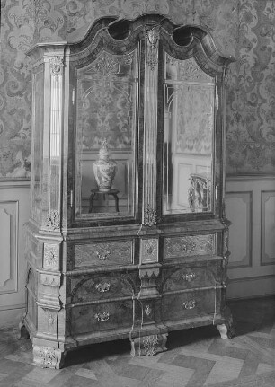 Schreibschrank (geschlossen). Nußbaum, furniert. 1725/1730. Moritzburg: Schloss Moritzburg