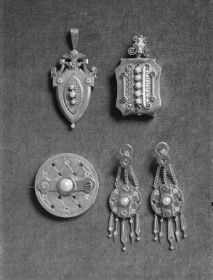 Ohrringe mit geometrischen Ornament