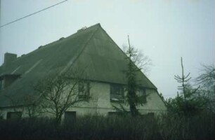 Mollhagen: Kahlenredder 2: Bauernhaus: mit großen Umbauten: Giebelseite Wohntrakt: mit Blechdach
