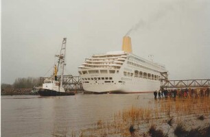 Kreuzfahrtschiff "Oriana" passiert Friesenbrücke / Ems
