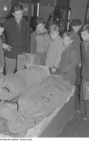 Besucher vor Teilen einer Bombe