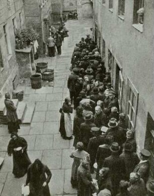 Berlin, Schlangestehen vor einer Armenküche während der Inflationszeit