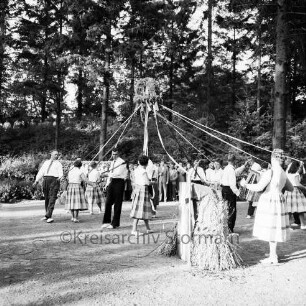 Erntedankfest: Festakt im Naturtheater: Landjugendgruppe tanzt um die Erntekrone