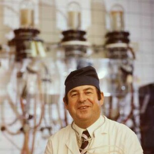 Portrait eines Wissenschaftlers im Kittel