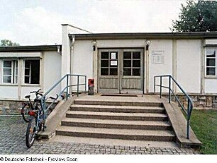 Baracken 19/20. Benutzereingang : Dresden-Südvorstadt, Bayreuther Straße. Sächsische Landesbibliothek - Staats- und Universitätsbibliothek Dresden. Zweigbibliothek Wirtschaftswissenschaften. Baracken 19/20. Benutzereingang