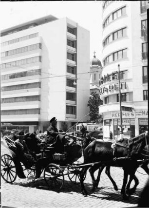 Bukarest: Boulevard Bratianu Ecke Straße Rosetti, Vordergrund Droschke