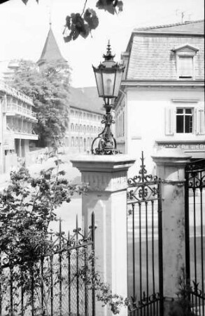 Lörrach: Hebelgymnasium, Vordergrund Laterne (Villa Aichele)