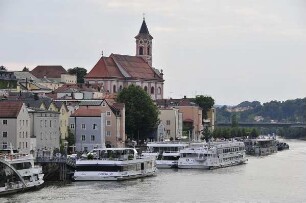 Passau - Donauufer : Schiffsanleger und Pfarrkirche St. Paul. Aufgenommen in Passau am 10. Juni 2011