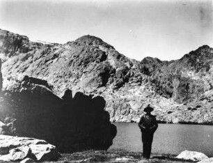 An den Las Cinco Lagunas : Mann an einem Gletschersee