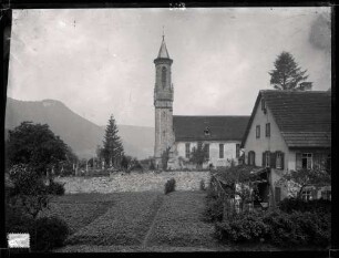 Kirche mit Friedhof