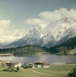 Bayrische Alpen. Lautersee bei Mittenwald gegen Karwendel
