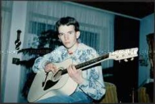 Junger Mann mit Gitarre (Altersgruppe bis 14)