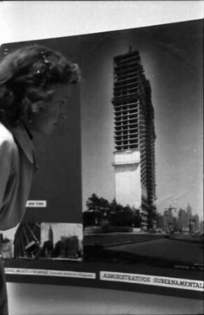 Stuttgart: Ausstellung Architektur der USA, Helen Bauer vor Foto: Wolkenkratzer, UN-Palast