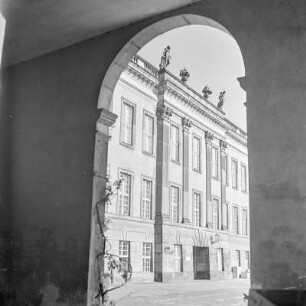 Blick aus einer Arkade im Innenhof des Potsdamer Stadtschlosses