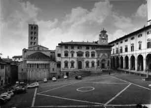 Arezzo. Piazza Grande (Piazza Vasari). Ansicht mit der Kirche Pieve Santa Maria und dem Palazzo della Fraternita