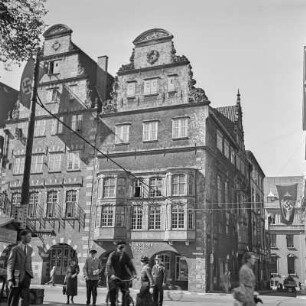 Blick auf die Häuserzeile an der Obernstraße in Bremen mit Hakenkreuzfahne
