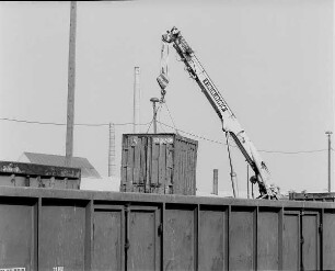 Verladung von Militärtechnik und Containern der 1. Gardepanzerarmee im Güterbahnhof Dresden-Neustadt. Containerumschlag von Lastkraftwagen auf Güterwagen mit Autodrehkran : Dresden-Neustadt. Verladung von Militärtechnik und Containern der 1. Gardepanzerarmee im Güterbahnhof Dresden-Neustadt. Containerumschlag von Lastkraftwagen auf Güterwagen mit Autodrehkran