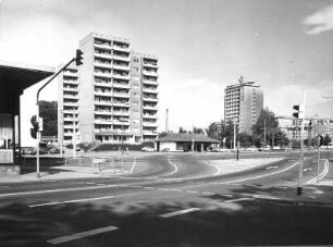 Chemnitz-Kapellenberg. Zwickauer Straße. Blick nach Norden auf Hochhäuser an der Einmündung Stollberger Straße