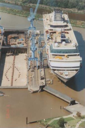MS "Mercury" in der Meyer-Werft/Ems