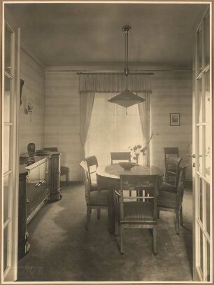 Wohnung. Inneneinrichtung: Speisezimmer