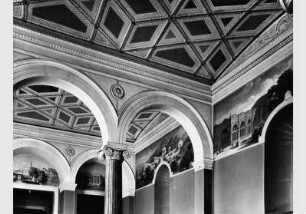 Blick auf die Decke des Römischen Saals im Neuen Museum