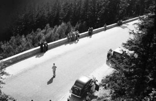Oberschreiberhau: Sudetenstaße, Fußgänger am Straßenrand