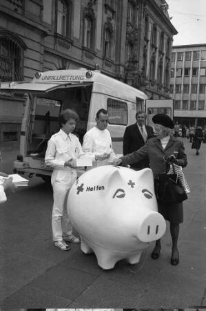 Werbeveranstaltung des Deutschen Roten Kreuzes für die in der nächsten Woche stattfindende Spendenaktion