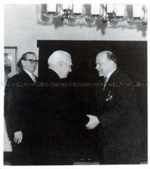 Walter Ulbricht gratuliert Wilhelm Pieck zum 10. Jahrestag der DDR (im Gästehaus Döllnkrug)