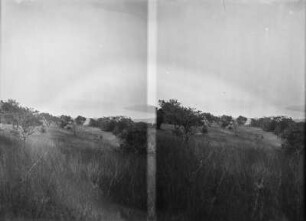 Stereoskopie : Stereoskopie einer Landschaft und eines Gewässers von einer Anhöhe aufgenommen
