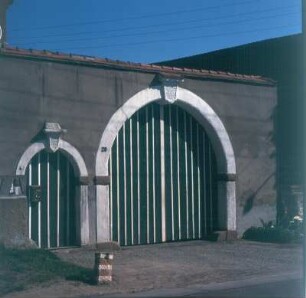 Eingang und Einfahrt mit Rundbogen und Schlußsteinen in einer Hofmauer : Dohna-Gorknitz. Eingang und Einfahrt mit Rundbogen und Schlußsteinen in einer Hofmauer