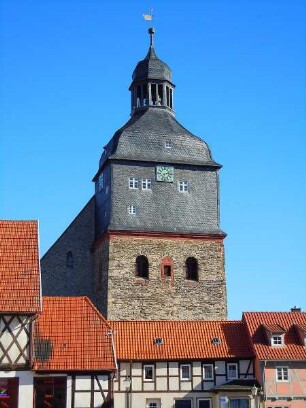 Harzgerode - Bergkirche Sankt Marien : Die Kleinstadt im Unterharz hat sich zum lokalen Wirtschaftsstandort und Touristenziel entwickelt. Die trutzige Bergkirche Sankt Marien steht am Markt. Aufgenommen in Harzgerode am 16. Oktober 2011