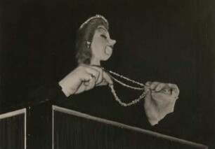Sowjetisches Puppenspiel (Professor Sergej Obraszow). Spieler und Puppe - eine Einheit. Dresden, Dezember 1950