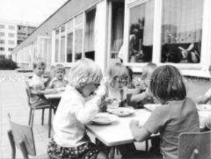 Kindergartenkinder beim gemeinsamen Essen