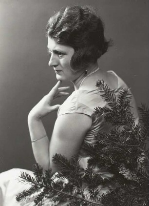 Porträt Hulda Hanisch (Frau des Fotografen) mit Tannenzweigen