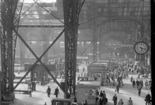 Frankfurt: Hauptbahnhof, Querhalle mit Uhr
