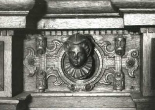 Weiblicher Kopf mit Haube
