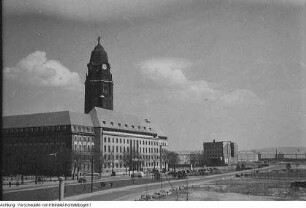 Dresden. Ehemalige Trümmerfrauen mit dem Modell zum Denkmal der Trümmerfrau - Bildhauer Reinhold im Atelier - Einweihung des Denkmals am 13. Oktober 1952 - Trümmerfrauen 1946 - Neues Rathaus, 1946 / Oktober 1952