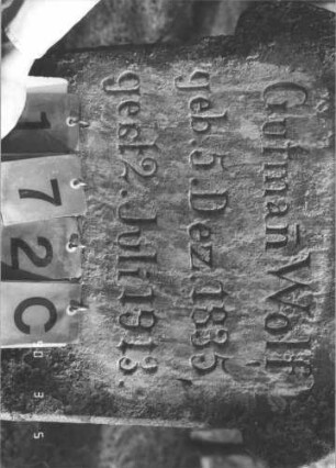 Grabstein 172 (Index: 99608857) Material: Sandstein Zustand: stärker verwittert Maße HxBxT: 116x62x23 cm Beschreibung: Stele, profilierter Sockel, überstehender Rundbogenabschluß Symbolik: Rundbogenfries Besonderheit: kulturhistorisch wertvoll / hist.-wiss. Gründe (Gemeindestellung): Grabstein 172C