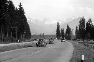Fischen: Bundesstraße, mit Blick auf die Berge bei Fischen
